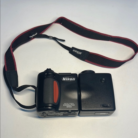 Nikon Coolpix 950 2MP Digital Camera 3x Optical Zoom with